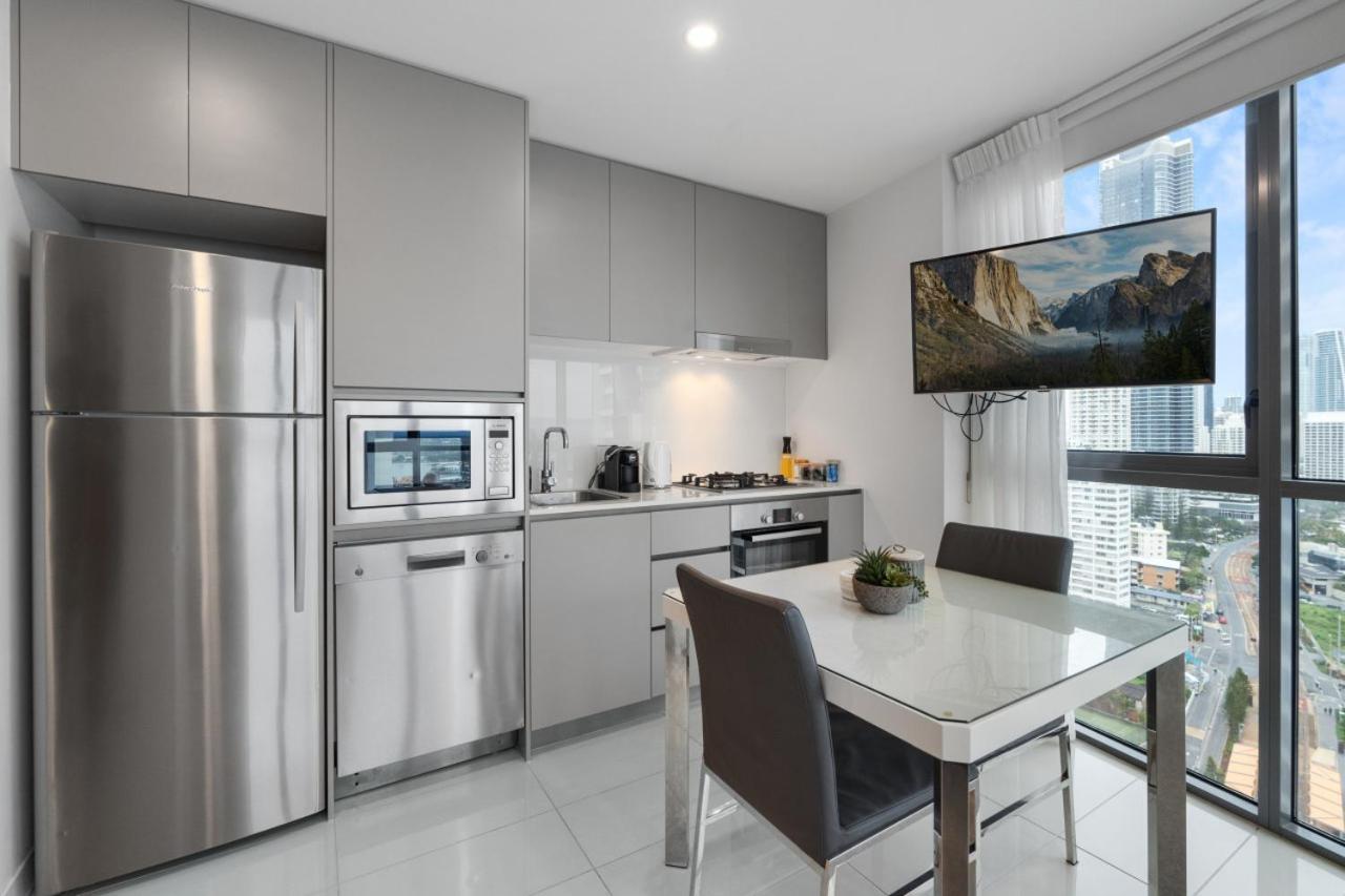 The Coastline - Beachfront Ocean Skyline View With Pool And Parkng Apartment Gold Coast