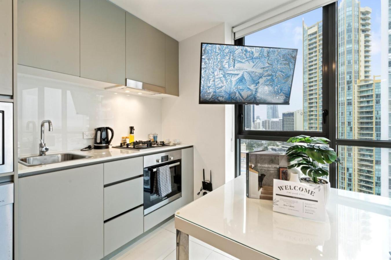 The Coastline - Beachfront Ocean Skyline View With Pool And Parkng Apartment