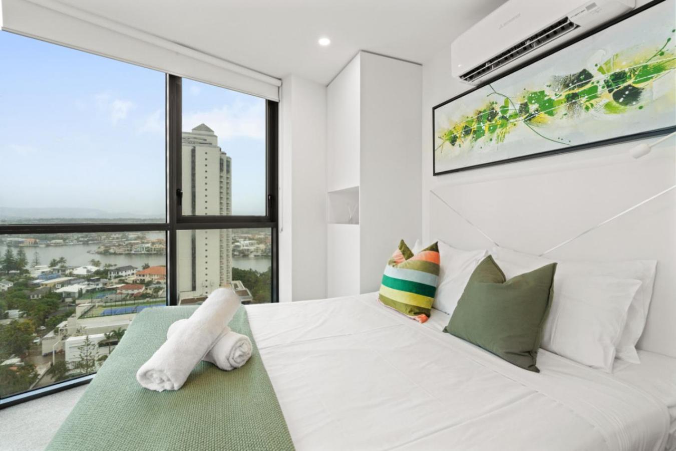 The Coastline - Beachfront Ocean Skyline View With Pool And Parkng Apartment