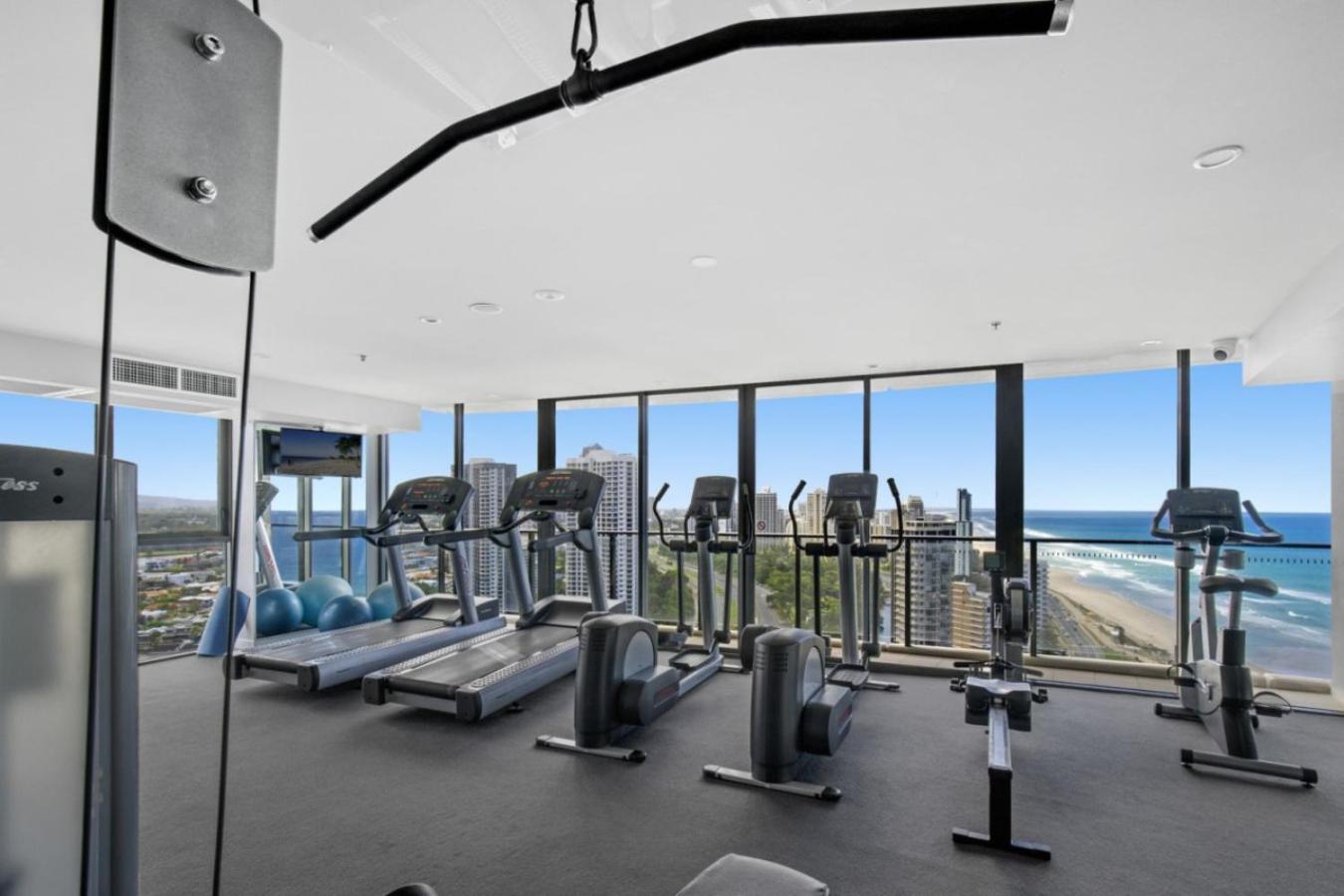 The Coastline - Beachfront Ocean Skyline View With Pool And Parkng Gold Coast