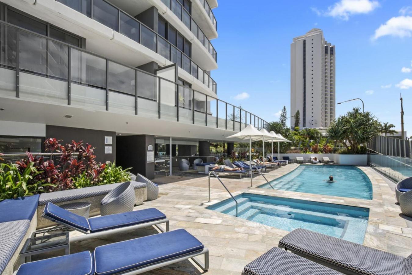 The Coastline - Beachfront Ocean Skyline View With Pool And Parkng Apartment *